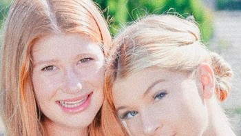 Bersama Jennifer, kakak perempuannya. Mirip nggak? Foto: Instagram