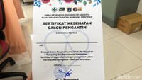 Kalau sertifikat dari Puskesmas Kecamatan Mampang Prapatan, Jakarta Selatan berbeda dari yang lain. Bukan hanya warnanya lebih menyala, namun namanya pun bukan sertifikat layak kawin. Menurut petugas kesehatan di sana, nama sertifikat kesehatan calon pengantin dirasa lebih halus penggunaan katanya dibangingkan dengan layak kawin. Foto: dok. detikHealth  