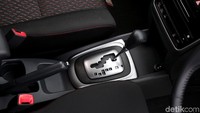 Impresi pertama masuk ke kabin Veloz 2019 adalah senyap. Ya, Toyota telah melakukan improvement terhadap kesenyapan mobil ini. Memang detikOto belum merasakan mobil ini dibawa ngebut di jalan tol untuk mengetahui seberapa senyap mobil ketika di tol. Tapi setidaknya cukup terasa kabin Veloz 2019 ini lebih senyap.
