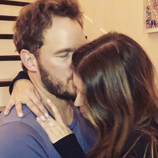 Pada akun Instagramnya, Katherine pun mengunggah foto mesranya usai dilamar Chris Pratt. Memakai cincin berlian di jari manisnya, Katherine tampak memeluk mesra Chris. My sweet love. Wouldn’t want to live this life with anyone but you, tulisnya pada keterangan foto. Foto: Instagram