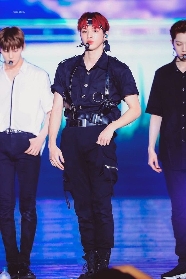 Tak hanya gaya di bandara atau karpet merah, Kang Daniel juga memastikan dirinya tampil stylish di panggung. Ia pun menambahkan sentuhan personal yang berbeda dari rekan-rekannya di Wanna One yakni kemeja Marques Almeida Rp 6,8 jutaan dan scraf Dior sebagai headband seharga Rp 8 jutaan. Foto: Fansite