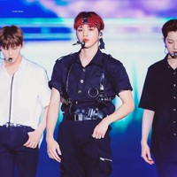 Tak hanya gaya di bandara atau karpet merah, Kang Daniel juga memastikan dirinya tampil stylish di panggung. Ia pun menambahkan sentuhan personal yang berbeda dari rekan-rekannya di Wanna One yakni kemeja Marques Almeida Rp 6,8 jutaan dan scraf Dior sebagai headband seharga Rp 8 jutaan. Foto: Fansite