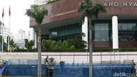Kecelakaan kerja itu meliputi kecelakaan di tempat kerja maupun dalam perjalanan ke atau dari tempat kerja.