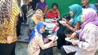 Mbak Yuni tak pernah segan diajak makan bersama warga. Wanita ramah ini juga kerap menyapa warganya. Foto: instagram @mbakyuni_sragen