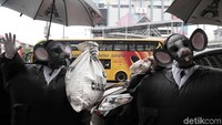 Perkembangan bisnis batubara yang semakin semakin berkembang karena ditunggangi para elite politik dianggap tak sejalan dengan kondisi lingkungan yang kian hari semakin memprihatinkan.