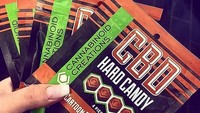 Sudah tertera jelas di kemasan bahwa permen milik cannabinoidcreations mengandung ekstrak daun ganja. Untuk permen lolipopnya dijual seharga $10 (Rp 141 ribu) per bungkus. Foto: Instagram