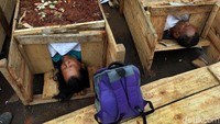Dalam aksi itu, para sopir menimbun seluruh badannya dengan tanah. Hanya bagian kepala yang tidak ditimbun.