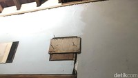Rumah warga atas nama Endang di RW 1, Pondok Cabe, Pamulang, retak di bagian pintu dapur. (Foto: Roland/detikcom)