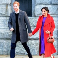Untuk menyempurnakan gayanya, mantan bintang serial Suits itu memakai pointed heels merah berikut tas bucket coklat rancangan Gabriela Hearst. Tas berbahan kulit tersebut diketahui berharga 1.800 poundsterling atau Rp 32 juta. (Foto: Getty Images)
