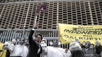 Menurut Kepala Kampanye Iklim Greenpeace Asia Tenggara, Tata Mustasya, korupsi politik di sektor batubara tak sejalan dengan kerusakan yang dihasilkannya.