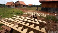 Perkampungan Betawi di kawasan Setu Babakan ini dihuni sekitar 3000 kepala keluarga. Mayoritas, suku asli Betawi. Sisanya, pendatang selain suku Betawi yang sudah lama tinggal di kawasan tersebut. Mereka bahu-membahu dan turun-menurun menjaga adat istiadat serta budaya Betawi.