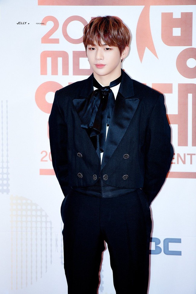 Dalam acara karpet merah tentu Kang Daniel tak ingin terlihat biasa saja. Ketika menerima penghargaan dari MBC Entertainment Awards 2018 lalu, ia mengenakan setelan jas dari koleksi Chanel 2017 Resort Cruise Collection by Karl Lagerfeld. Foto: Fansite