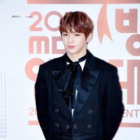 Dalam acara karpet merah tentu Kang Daniel tak ingin terlihat biasa saja. Ketika menerima penghargaan dari MBC Entertainment Awards 2018 lalu, ia mengenakan setelan jas dari koleksi Chanel 2017 Resort Cruise Collection by Karl Lagerfeld. Foto: Fansite
