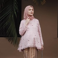 Saat menghadiri undangan pernikahan, Dwi Handa memilih atasan dengan potongan A-line. Ini merupakan keputusan yang tepat, agar perutnya tetap nyaman. Pemilihan busana berpayet cantik juga membuatnya tetap stunning. Foto: Instagram/Dwihandaanda