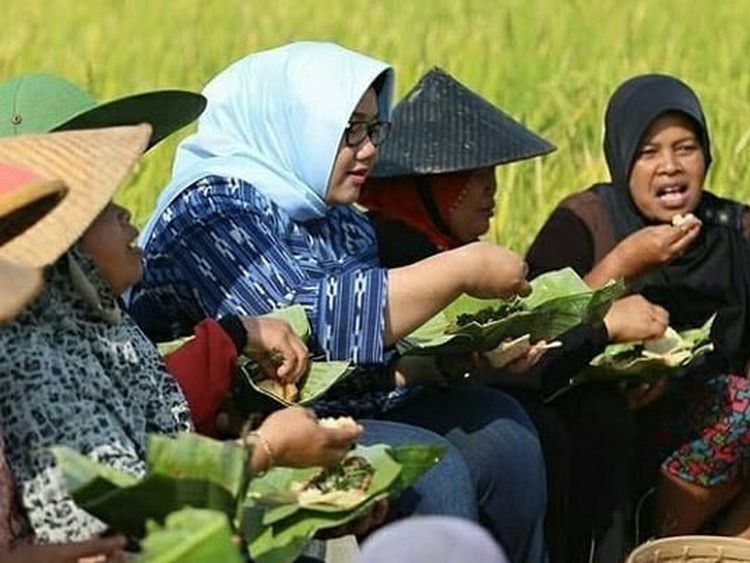Prabowo Sebut Sragen Sulit Air, Bupatinya Bergaya Santai Saat Kulineran
