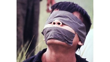 Potret perang Vietnam yang ditampilkan seperti poster film Bird Box. Foto: Uğur Gallenkuş