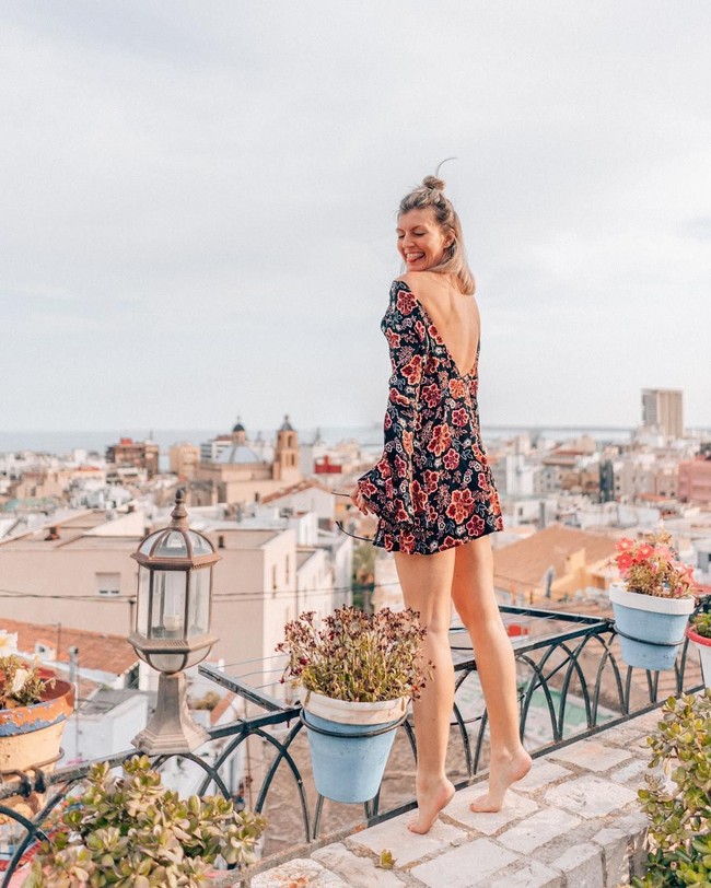 Di luar seragam pilot, gaya Maria terlihat elegan dibalut gaun-gaun musim panas. Foto: Instagram/Maria Pettersson