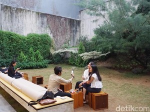 Titik Temu: Enaknya Ngopi Sambil Nyemil Carrot Cake di Kafe Bergaya Rustic Ini