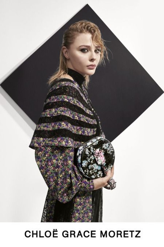 Chloë Grace Moretz berbalut baju bernuansa floral di katalog pre-fall 2019 Louis Vuitton. Koleksi pre-fall atau cruise biasanya hanya dianggap koleksi selingan untuk mengakomodasi kebutuhan konsumen yang ingin tampil stylish saat berlibur. (Foto: Dok. Louis Vuitton)