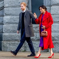 Untuk kesempatan tersebut, sang Duchess of Sussex memilih sesuatu yang berbeda dari gaya sebelumnya. Biasa memakai busana dengan palet yang netral atau lambut, Meghan kali ini tampil dengan padanan busana yang warnanya sama-sama mencolok. (Foto: Getty Images)