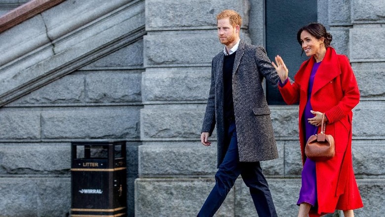 Peluk Hangat Pangeran Harry untuk Gadis Cilik Berambut Merah/ Foto: Getty Images Peluk Hangat Pangeran Harry untuk Gadis Cilik Berambut Merah/ Foto: Getty Images