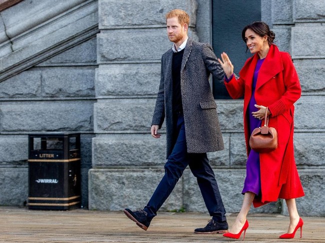 Untuk kesempatan tersebut, sang Duchess of Sussex memilih sesuatu yang berbeda dari gaya sebelumnya. Biasa memakai busana dengan palet yang netral atau lambut, Meghan kali ini tampil dengan padanan busana yang warnanya sama-sama mencolok. (Foto: Getty Images)