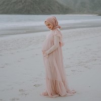 Saat melakukan maternity photoshoot, Dwi memilih busana karya Barli Asmara. Gaun berbahan lace ini terinspirasi dari kehidupan kota Paris di abad 17. Busananya terlihat romantis dan girly. Foto: Bastian Najich (Instagram @alineapict)