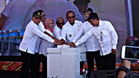 Sebanyak tujuh bendungan dibangun di NTT dimana dua di antaranya sudah selesai yakni Bendungam Raknamo di Kabupaten Kupang dan Rotiklot di Kabupaten Belu. Dua bendungan lain yakni Napun Gete di kabupaten Sika dan Temef di Kabupaten Timur Tengah Selatan dalam tahap pembanguan. Satu bendungan dalam tahap persiapan yakni Bendungan Manikin di Kabupaten Kupang yang akan dimulai pada 2019. Kementerian PUPR juga merencanakan pembangunan dua bendungan baru lainnya yakni Bendungan Mbay/Lombo di Kabupaten Nagekeo dan Bendungan Kolhua di Kota Kupang. Pool/Kementerian PUPR.