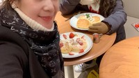 Wah, Lova sempat cicip pancake fluffy gaya Jepang nih bareng ibunya. Yummy Cheese pancake, tulis anak perempuan Andre Taulany satu-satunya ini. Foto: Instagram lova_taulany