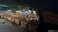 Aksi kubur diri dilakukan di bawah terpal yang dipasang di depan Istana Negara.