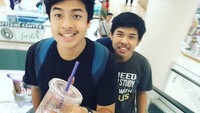 Mukanya masih kinyis-kinyis ya. Jerome masih sangat muda terlihat sedang menikmati minuman.Foto: Instagram@jeromepolin