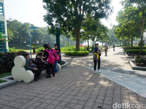 Tidur sampai Sarapan Bareng Mickey Mouse