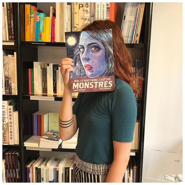 Dalam berbagai foto ditunjukkan bagaimana beberapa orang bermain dengan buku-buku yang dijual di sana. Mereka terlihat menggenggam buku bersampul gambar orang di depan wajah. Foto: Instagram @librairie_mollat