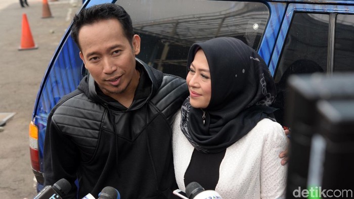 Denny Cagur dan istri saat ditemui di studio Trans TV.