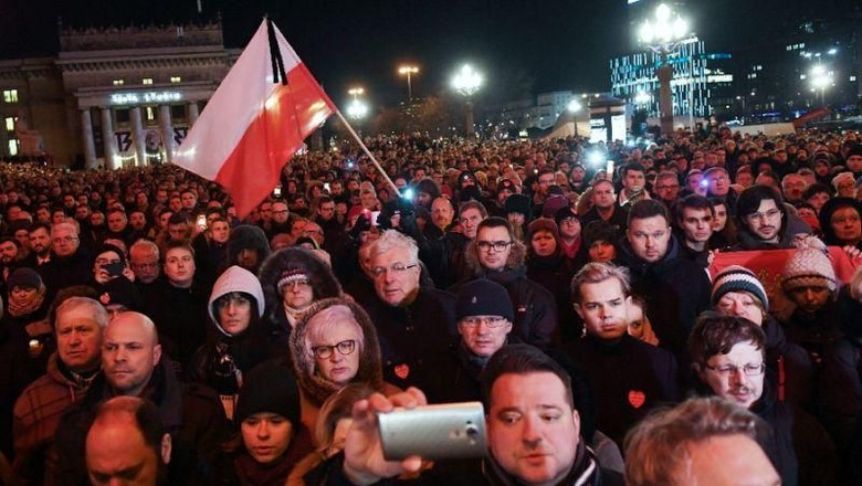 Wali Kota Gdansk Tewas Ditikam, Massa Beri Penghormatan Terakhir Wali Kota Gdansk Tewas Ditikam, Massa Beri Penghormatan Terakhir