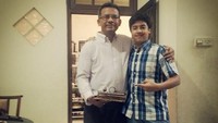 Kali ini ulang tahun sang ayah. Jerome memberikan kado berupa kue ulang tahun. Foto: Instagram@jeromepolin