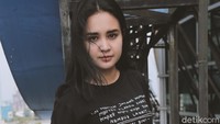 Karena hingga saat ini dara berusia 23 tahun itu selalu dalam pengawasan sang bunda dan lapor jika berpergian.