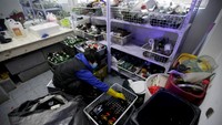 Gudang dengan aneka barang-barang untuk dihancurkan di anger room Smash (Jason Lee/Reuters)