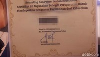 Nah untuk warga Tebet, begini panampakan sertifikat layak kawinnya. Foto: dok. detikHealth  