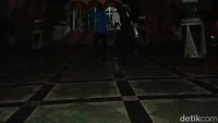 Karena gelap, jembatan ini jadi rawan untuk dilalui para pejalan kaki yang melewati jembatan. Padahal jembatan ini ikon wisata Jambi. (Ferdi-detik)