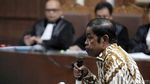 Idrus Marham Acungkan Telunjuk Usai Didakwa Terima Suap
