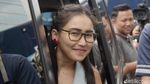 Ayu Ting Ting Bergaya Kuncir Dua dan Kacamata, Yay or Nay?