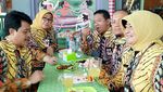 Prabowo Sebut Sragen Sulit Air, Bupatinya Bergaya Santai Saat Kulineran