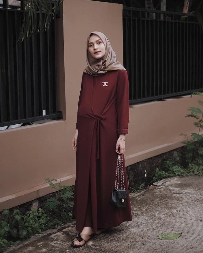 Dwi Handayani dikenal sebagai hijabers yang rutin berbagi inspirasi gaya di Instagram. Ia memiliki popularitas yang tinggi di kalangan hijabers. Followers di Instagram-nya sudah mencapai 720 ribu. Foto: Instagram/Dwihandaanda