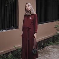 Dwi Handayani dikenal sebagai hijabers yang rutin berbagi inspirasi gaya di Instagram. Ia memiliki popularitas yang tinggi di kalangan hijabers. Followers di Instagram-nya sudah mencapai 720 ribu. Foto: Instagram/Dwihandaanda