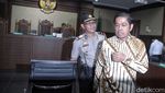 Idrus Marham Acungkan Telunjuk Usai Didakwa Terima Suap