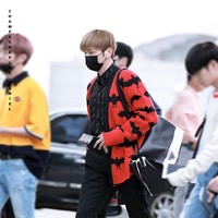 Kang Daniel dikenal sebagai salah satu artis Korea paling fashionable. Ia pun sering mengenakan busana keluaran brand kenamaan bahkan di keseharian. Saat di airport, Daniel selalu terlihat maksimal dengan beragam barang mahalnya. Kali ini, Daniel memakai tas Prada Rp 31 jutaan, sepatu Prada Rp 7 jutaan, kemeja Balenciaga Rp 8 jutaan dan kardigan Gucci Rp 19 jutaan. Foto: Fansite