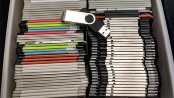 Puluhan disket yang jika dijumlahkan kapasitasnya berukuran 138,24 MB lalu dibandingkan dengan satu flashdisk dengan ukuran 128 GB. (Foto: Boredpanda)
