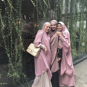 Mengenal French Khimar, Hijab Panjang yang Menyatu dengan Tunik Mengenal French Khimar, Hijab Panjang yang Menyatu dengan Tunik