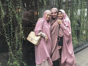 Mengenal French Khimar, Hijab Panjang yang Menyatu dengan Tunik